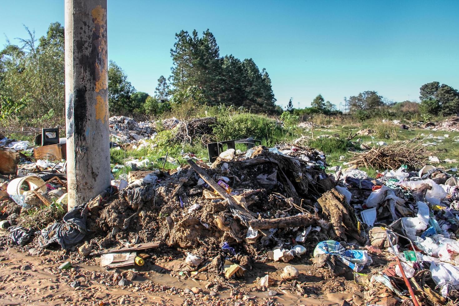 vertedero con desechos humanos que contaminan el medio ambiente foto