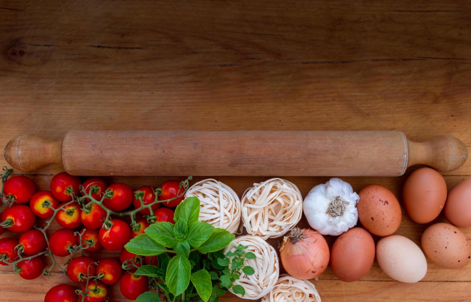 ingredientes de fondo vista superior de la cocina con fideos huevos tomates y hierbas frescas foto