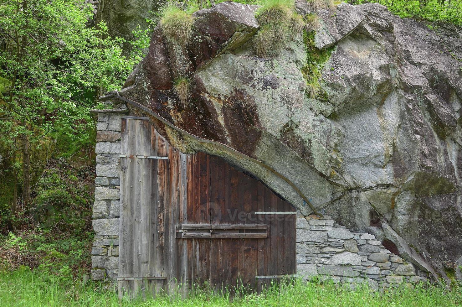 Shed with very stable Roof in Val Bavona ,Ticino Canton ,Switzerland photo