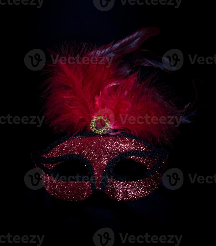 máscara de símbolo de carnaval en color rojo dorado con plumas foto