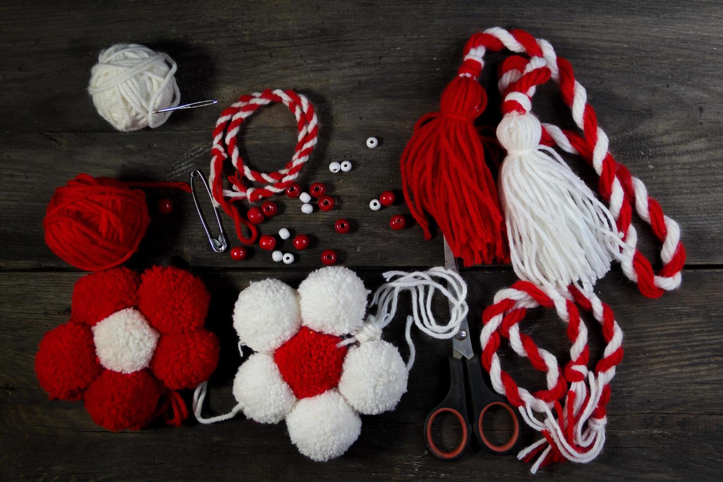 grupo de objetos para la artesanía del martisor foto