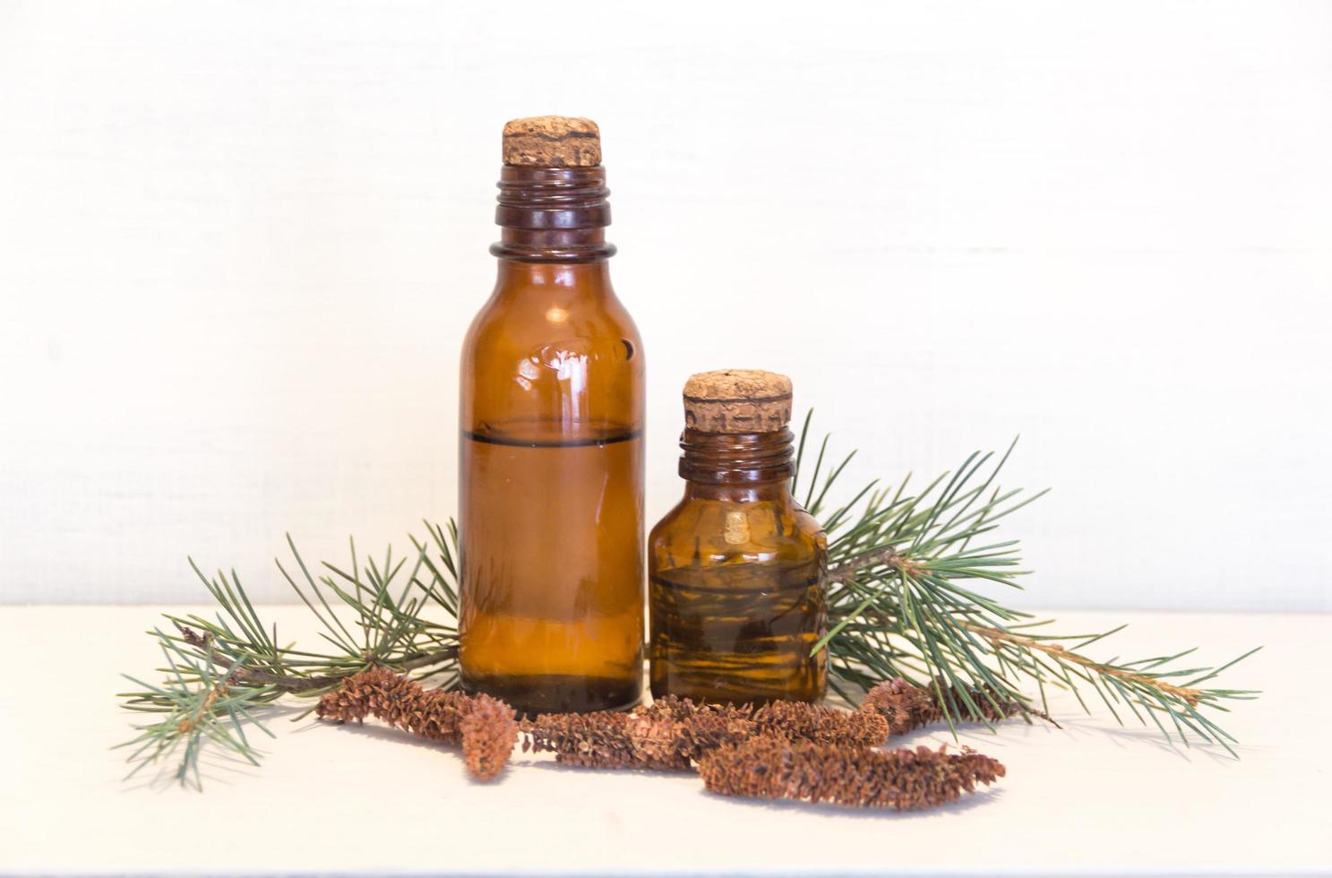 botellas con aceite de cedro. concepto de aromaterapia y cosmética natural foto
