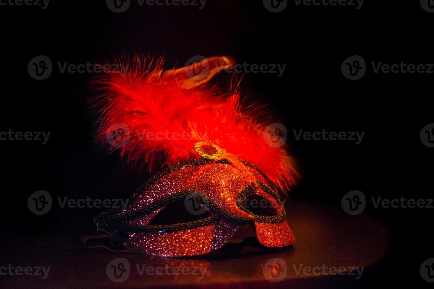 máscara de símbolo de carnaval en color rojo dorado con plumas foto