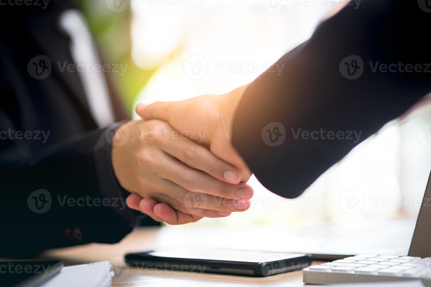 hombres de negocios dándose la mano para indicar un negocio, gestión exitosa de contratos de la empresa, firma de un acuerdo, socio comercial, nuevas oportunidades para el futuro de la industria, empresa conjunta foto