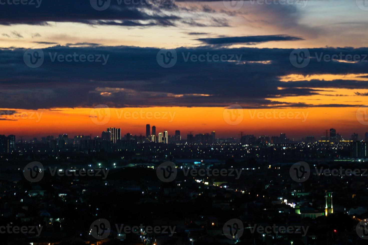 el horizonte es un hermoso cielo al atardecer con un color naranja en el cielo que se está oscureciendo foto