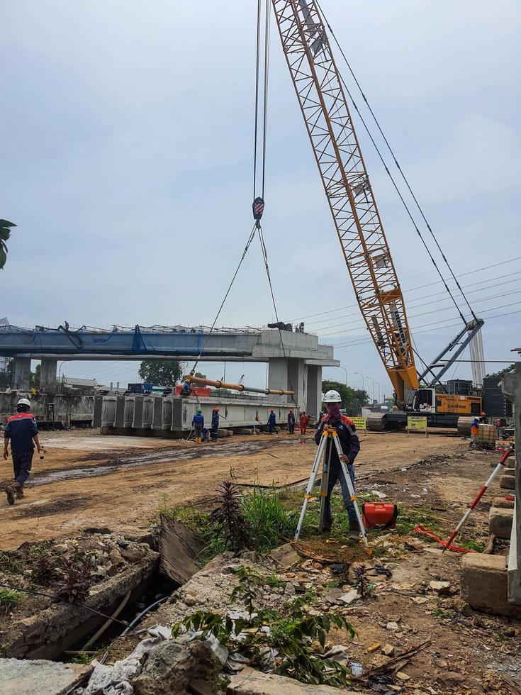 jakarta, indonesia en diciembre de 2022. dos equipos de topógrafos están trabajando en un proyecto de construcción foto