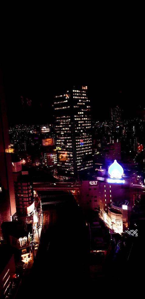 osaka, japón en julio de 2019. vista nocturna de la ciudad de osaka o 'la cocina de la nación', desde diferentes alturas y ángulos a bordo de la noria hep cinco foto