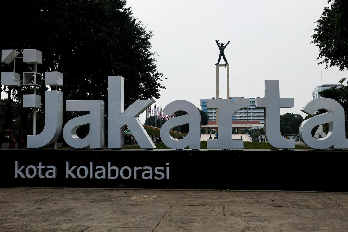 jakarta, indonesia en agosto de 2022. visitantes amantes de la flora y la fauna que visitan la exposición flona 2022 en el campo banteng en el centro de yakarta. foto