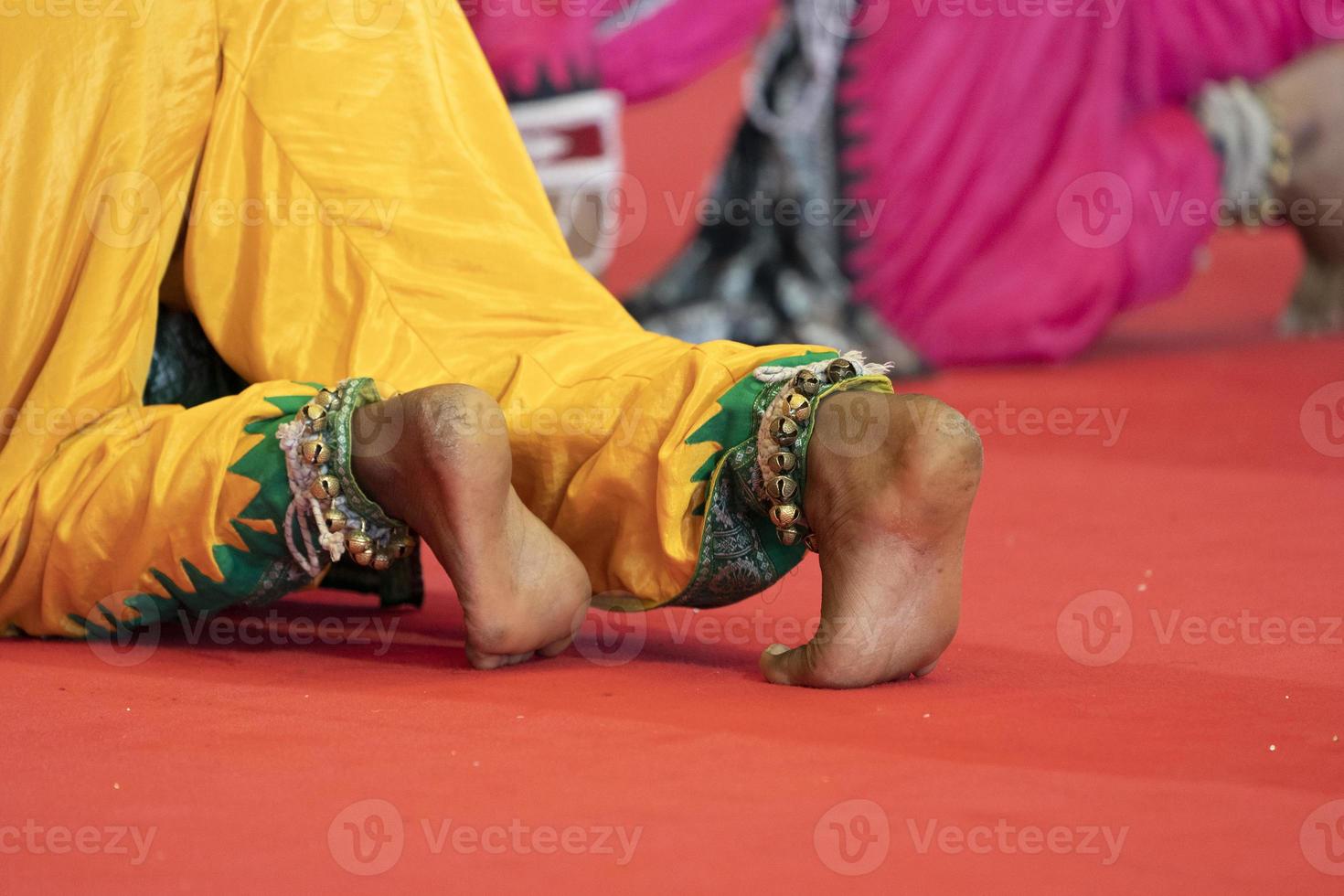 detalle de pie de danza tradicional india foto