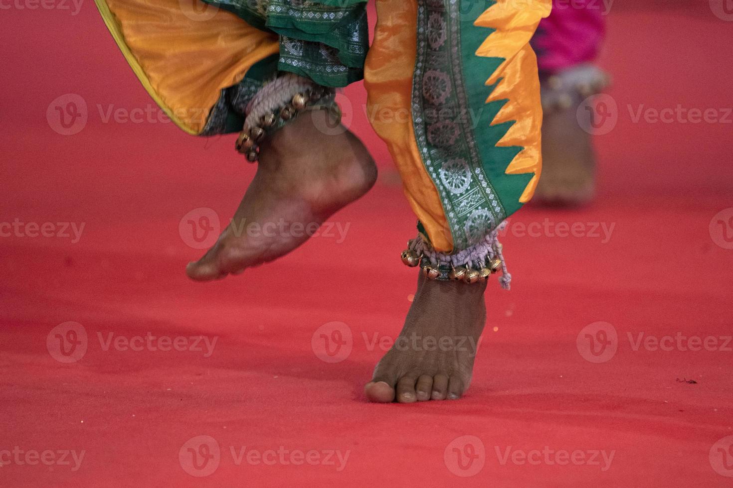 detalle de pie de danza tradicional india foto