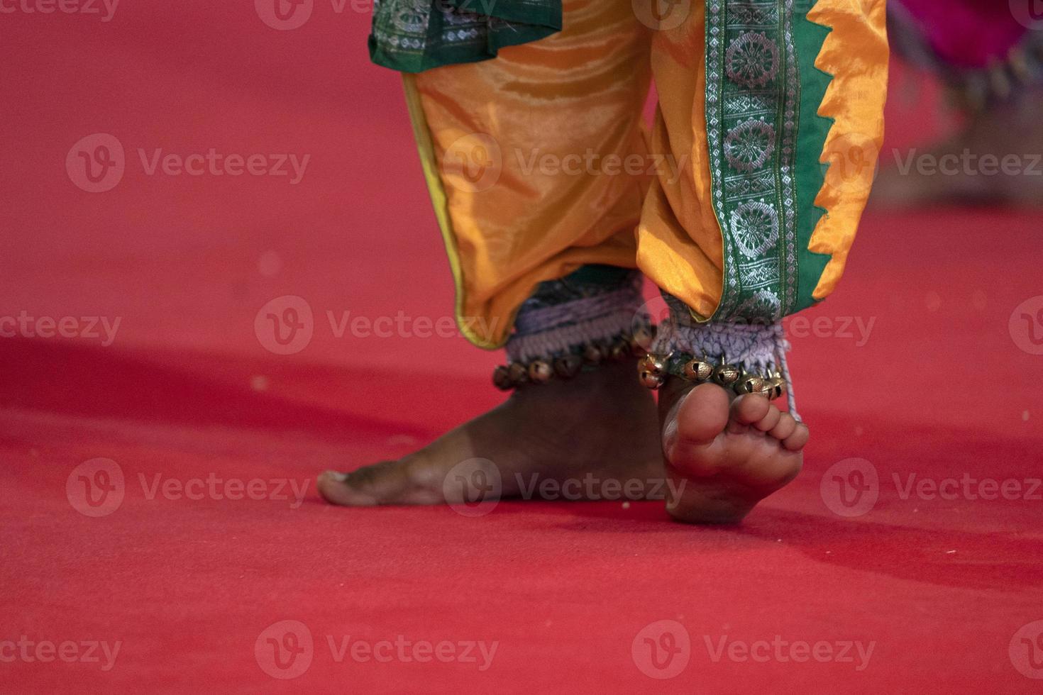 detalle de pie de danza tradicional india foto