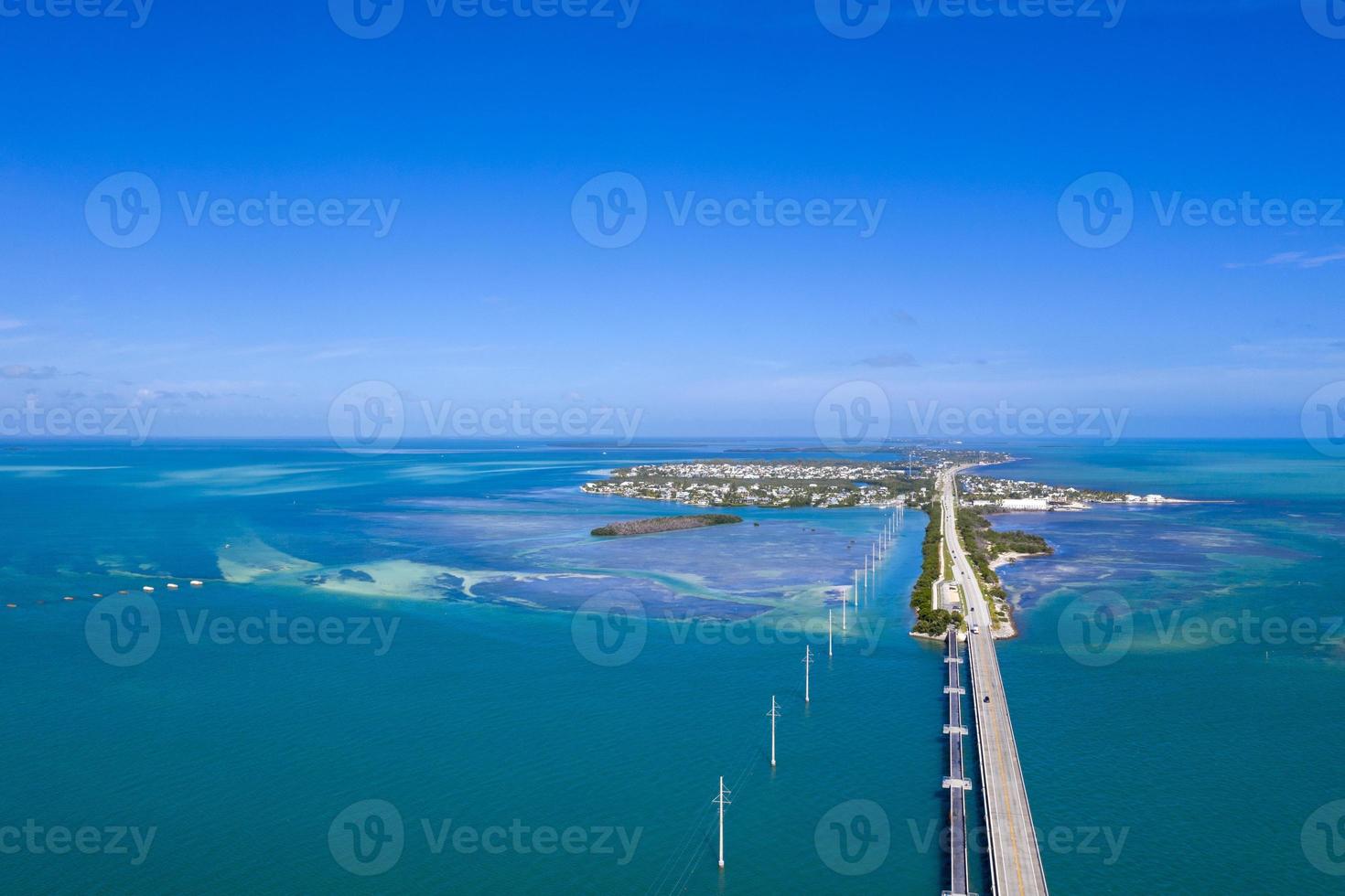 key west island florida autopista y puentes sobre el mar vista aérea foto