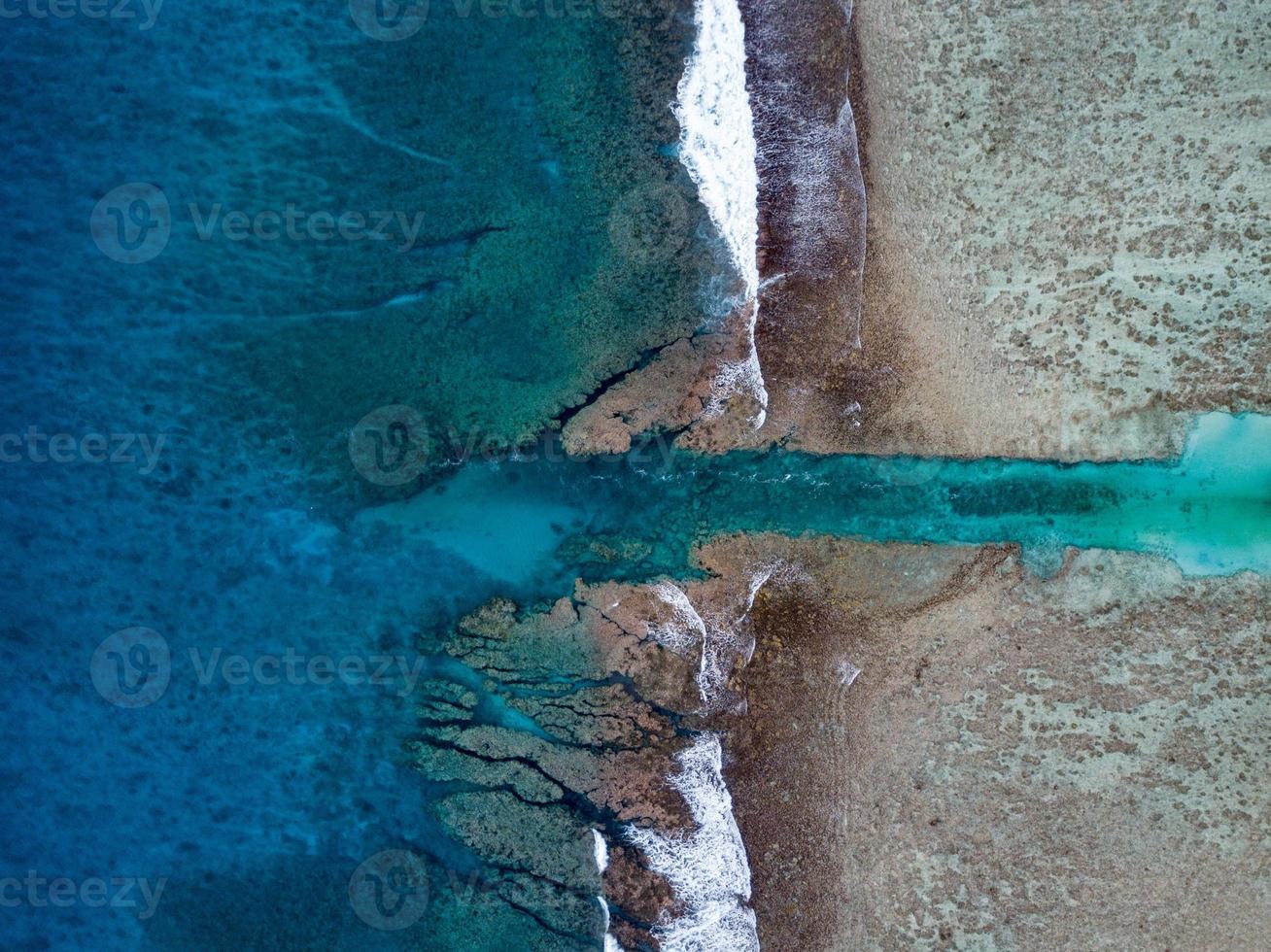 olas de rarotonga en el arrecife polinesia isla cook paraíso tropical vista aérea foto