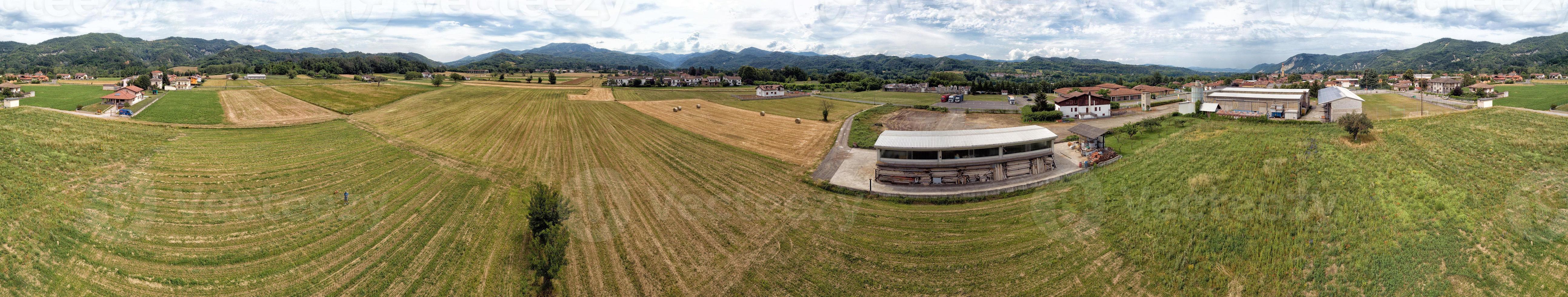 borghetto di borbera pueblo de campo italiano vista aérea foto