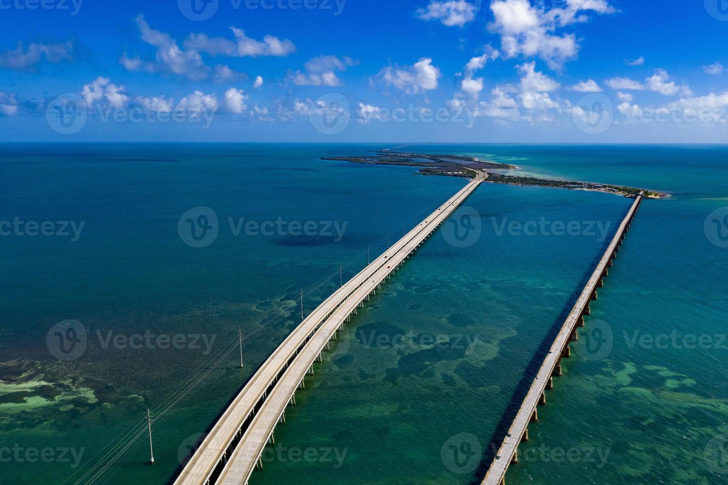 key west island florida autopista y puentes sobre el mar vista aérea foto