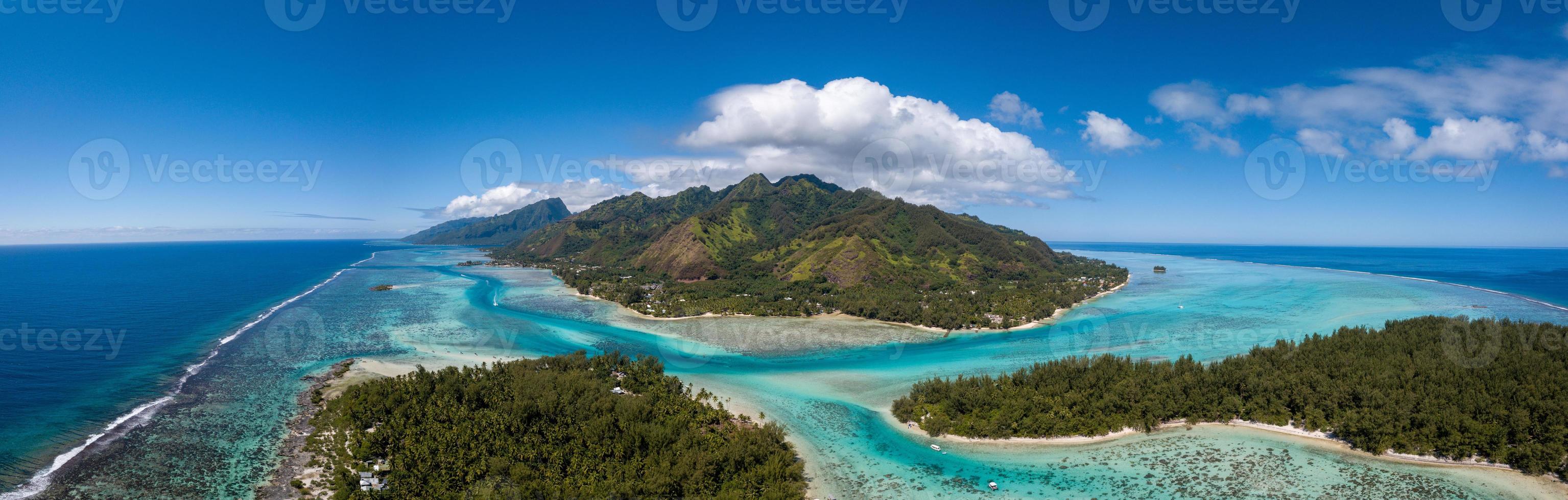 vista aérea de la laguna de la polinesia francesa de la isla de moorea y tahití foto
