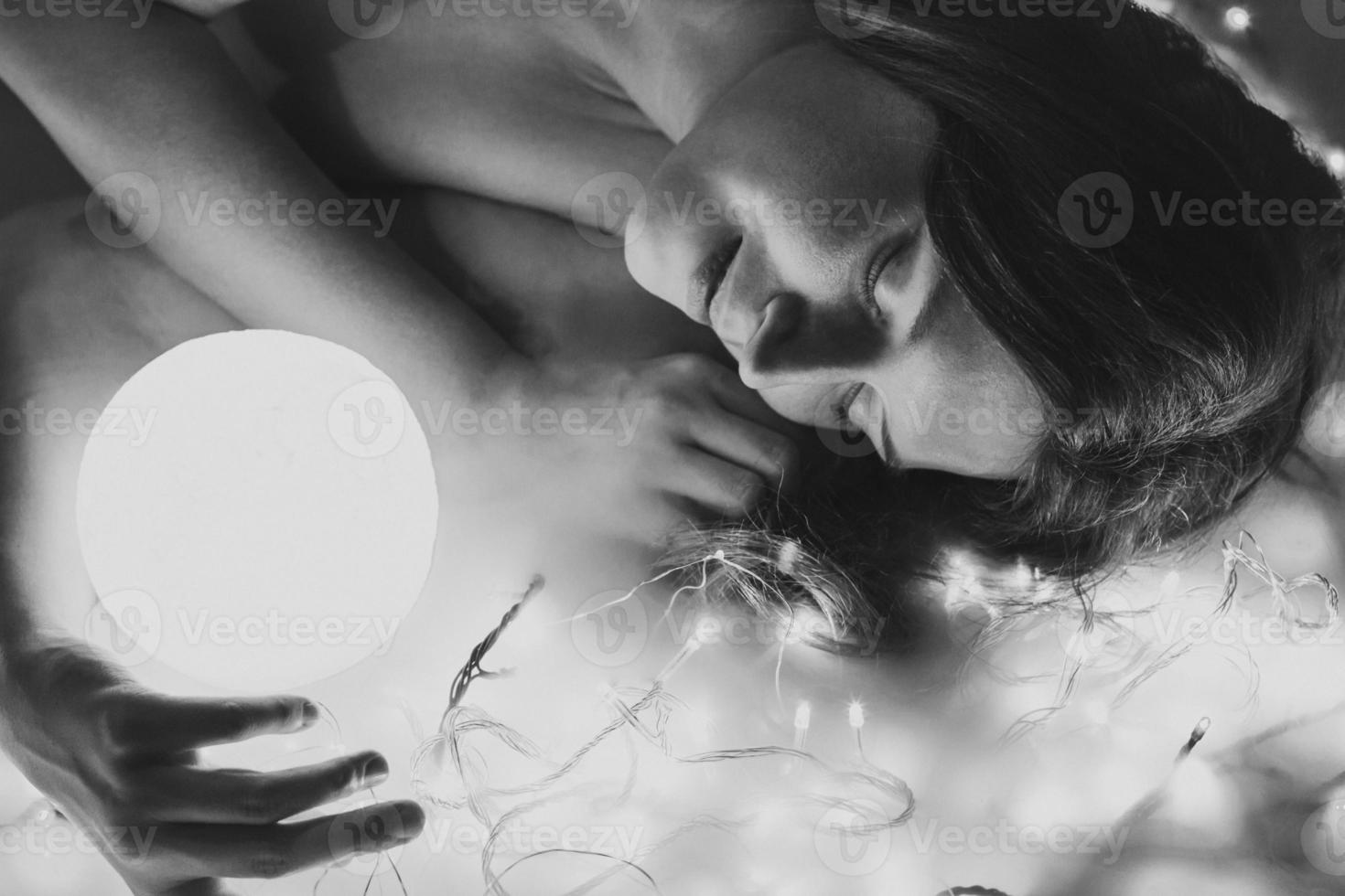cerrar mujer sensual con esfera iluminada imagen de retrato monocromático foto