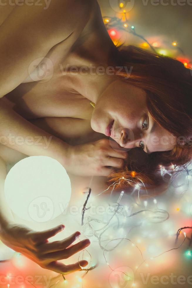 mujer sonriente de cerca con una imagen de retrato de esfera de neón brillante foto