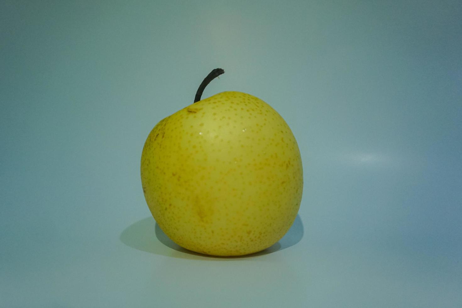 peer fruit on white background - Fotografía de stock foto