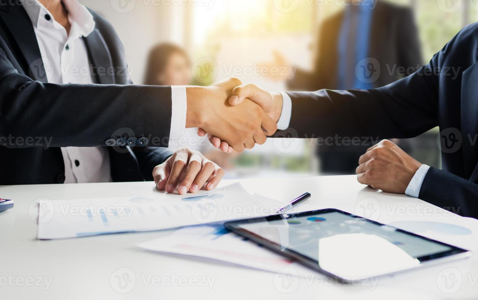 gente de negocios haciendo apretón de manos, negociación exitosa y acuerdo de comunicación de asociación foto