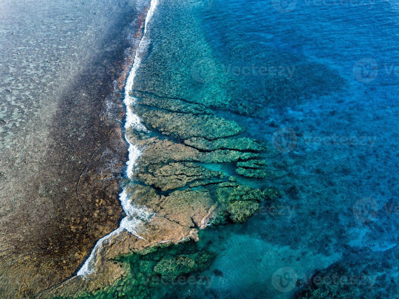 vista aérea de las olas en el arrecife de las islas cook de polinesia foto