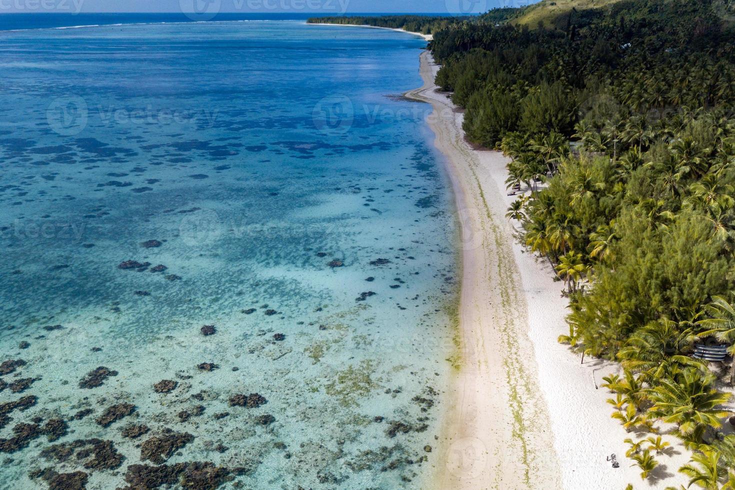 vista aérea de las olas en el arrecife de las islas cook de polinesia foto