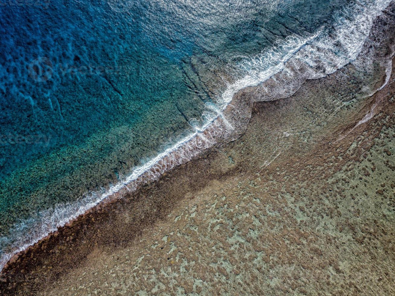 vista aérea de las olas en el arrecife de las islas cook de polinesia foto