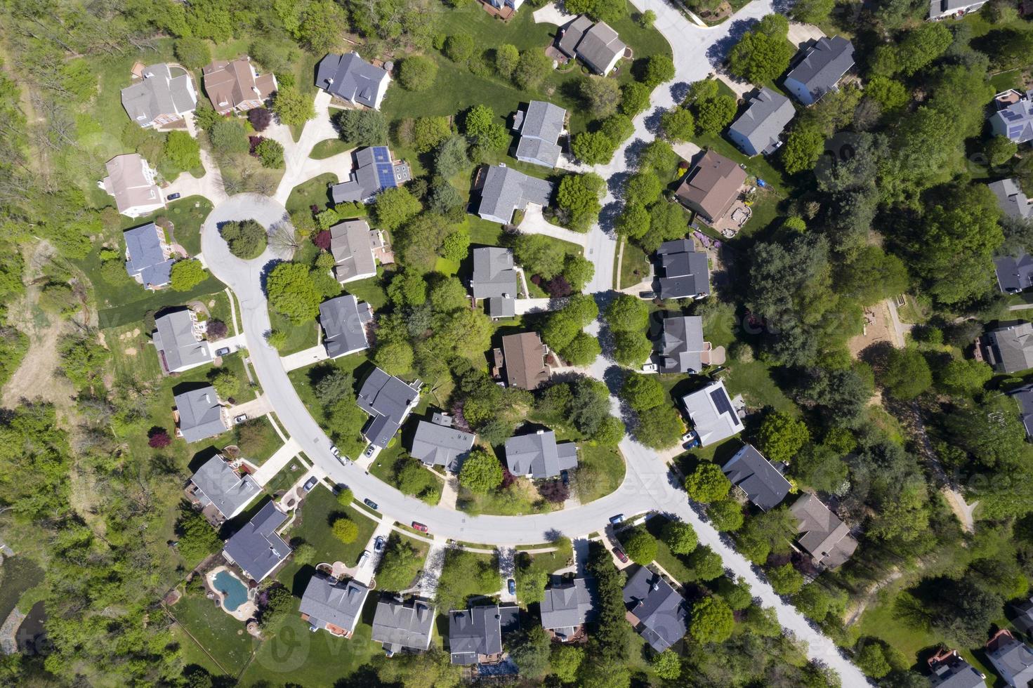 Barrio estadounidense de clase media alta con calle curva en Maryland foto