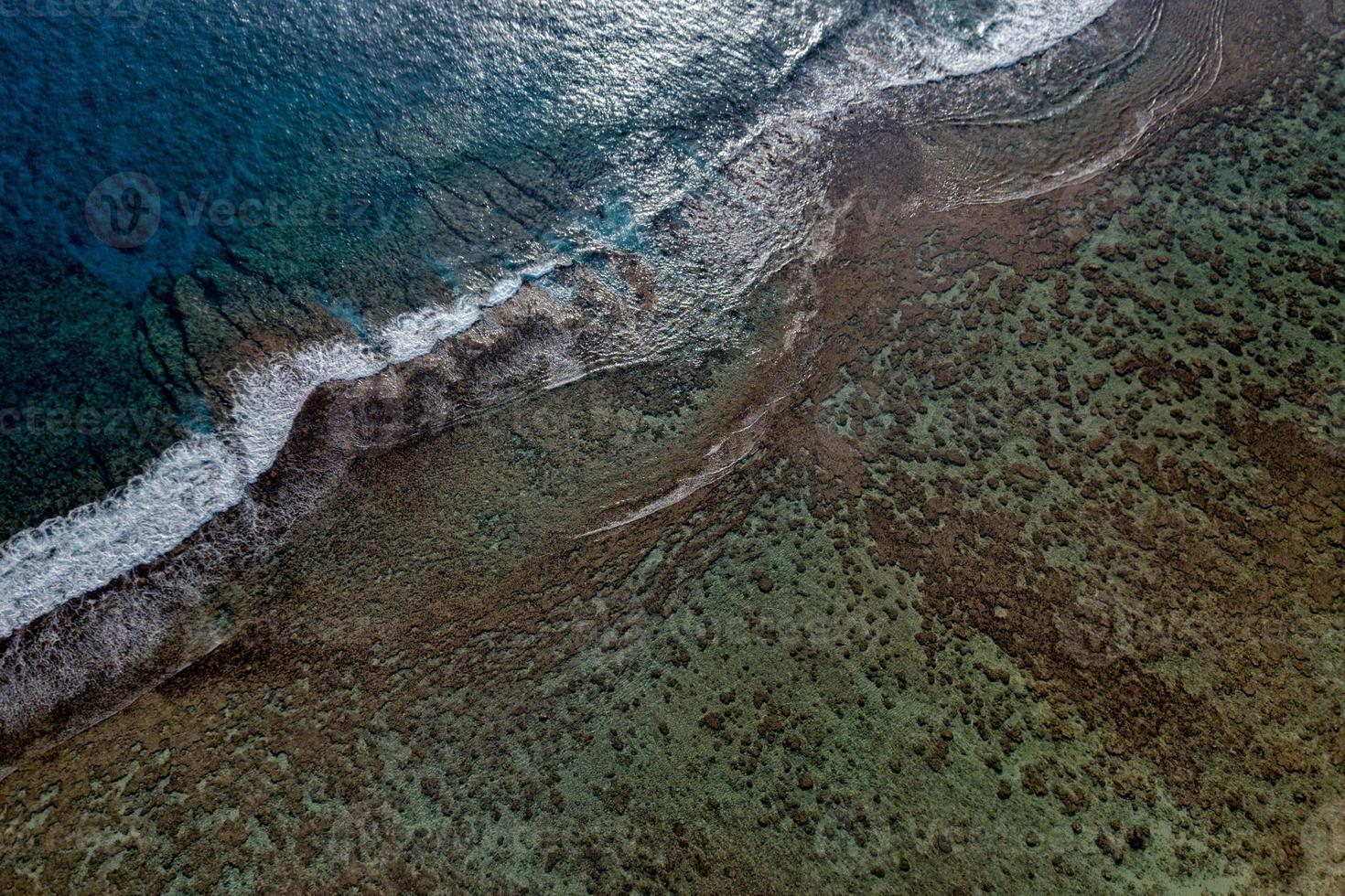 vista aérea de las olas en el arrecife de las islas cook de polinesia foto