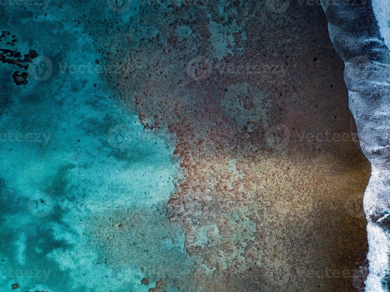 vista aérea de las olas en el arrecife de las islas cook de polinesia foto