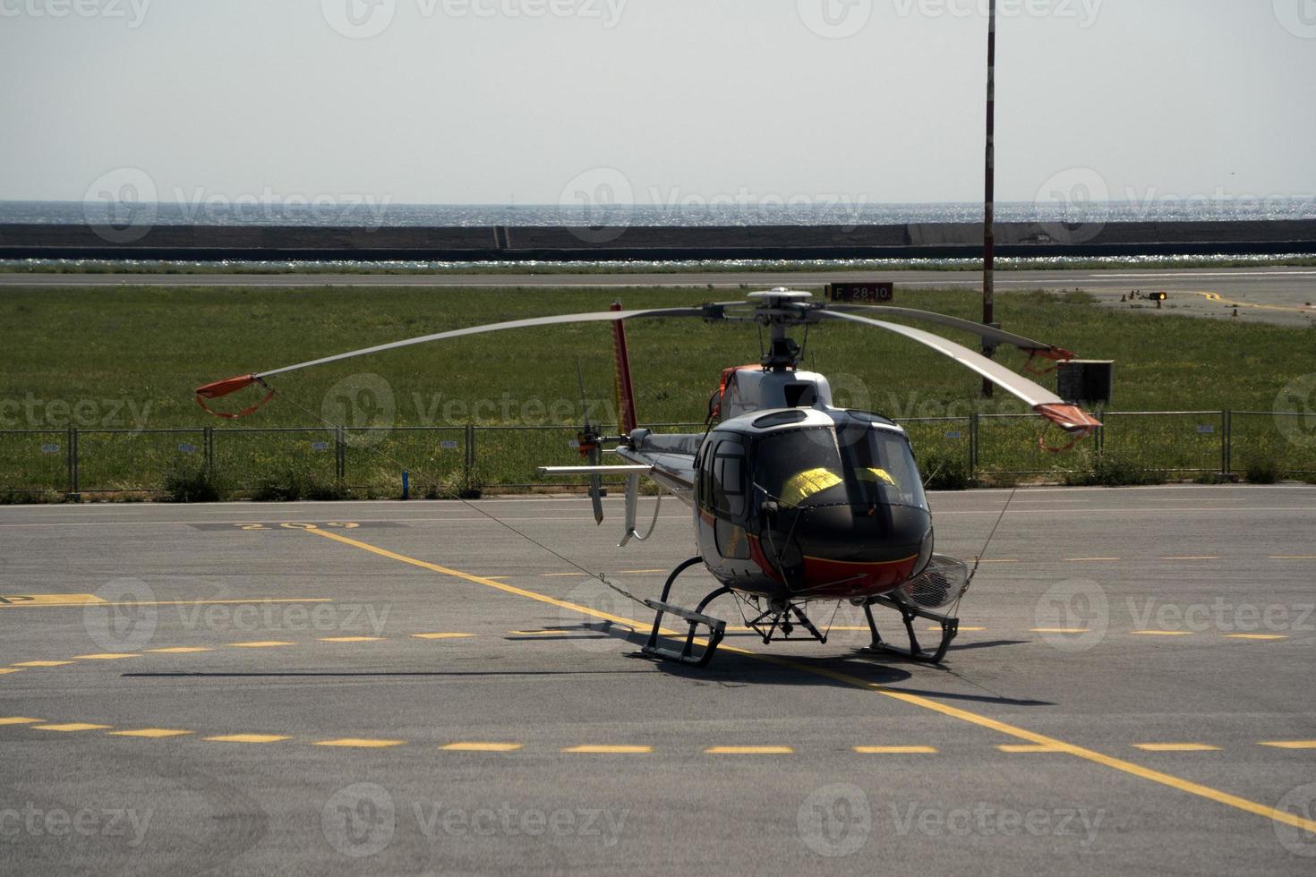 helicóptero aterrizado en el aeropuerto foto
