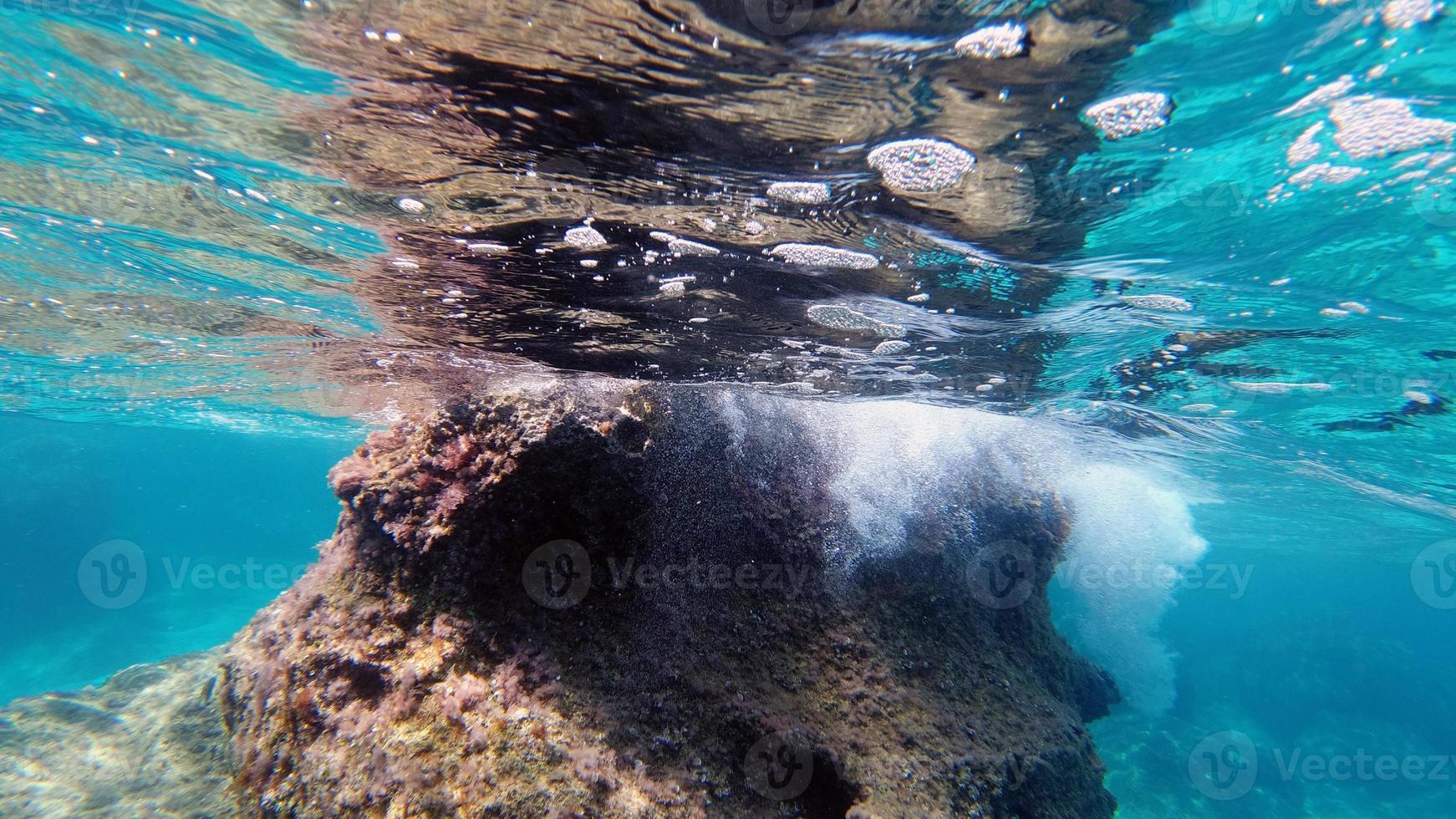 vista submarina de agua cristalina de Cerdeña mientras se bucea foto