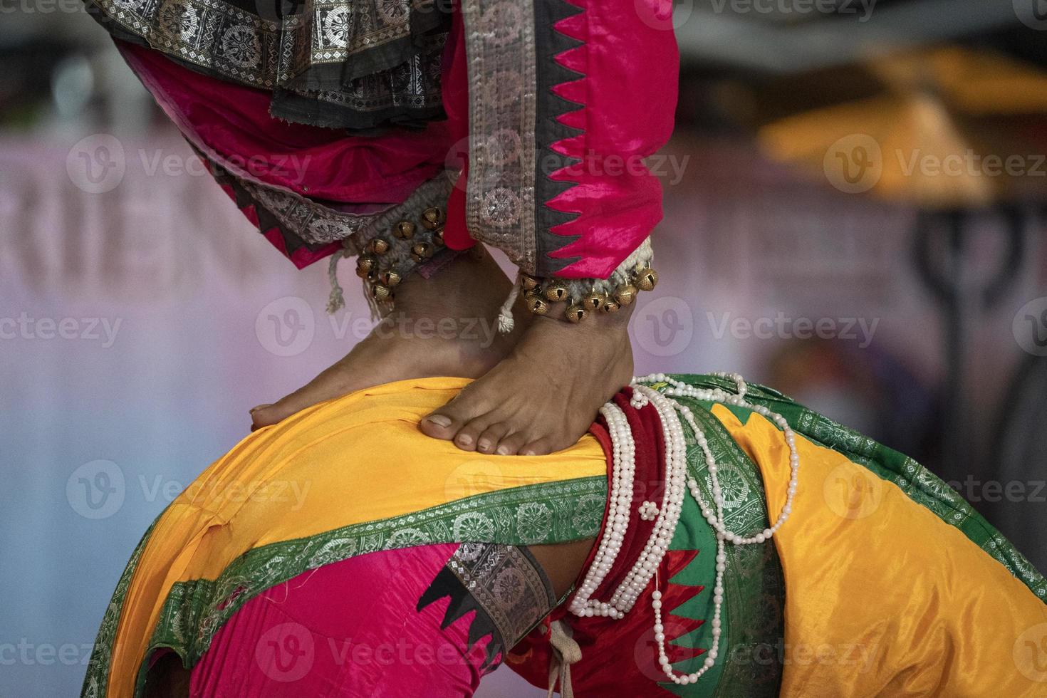 detalle de pie de danza tradicional india foto