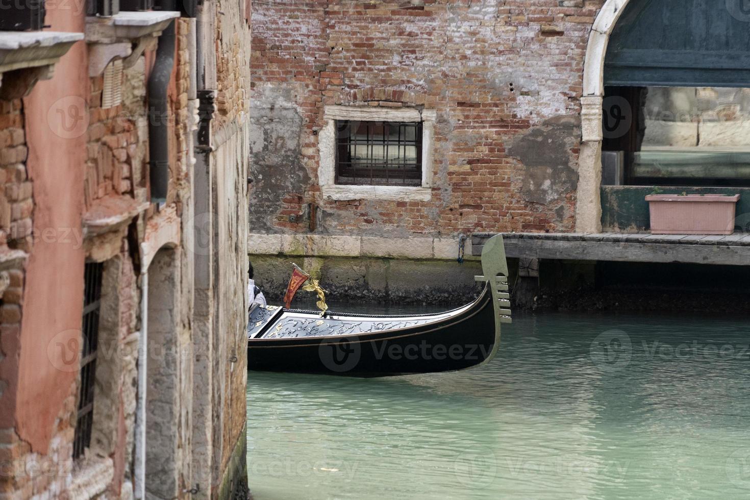 Reflexiones del puente y el canal de Venecia. foto