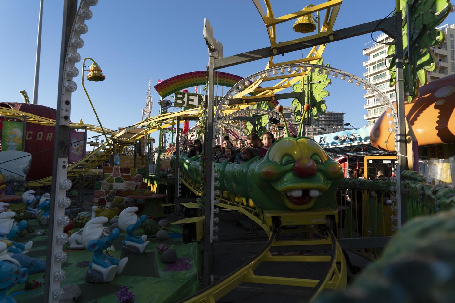 génova, italia - 9 de diciembre de 2018 - se abre la tradicional feria navideña luna park foto