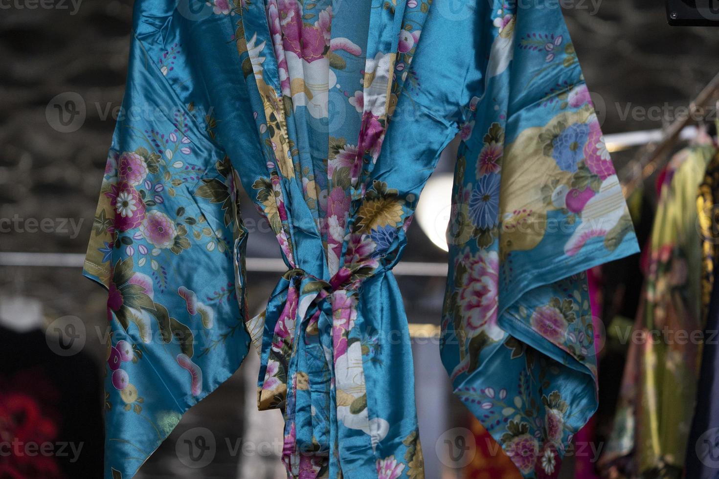 muchos vestidos de kimono japonés en el mercado foto