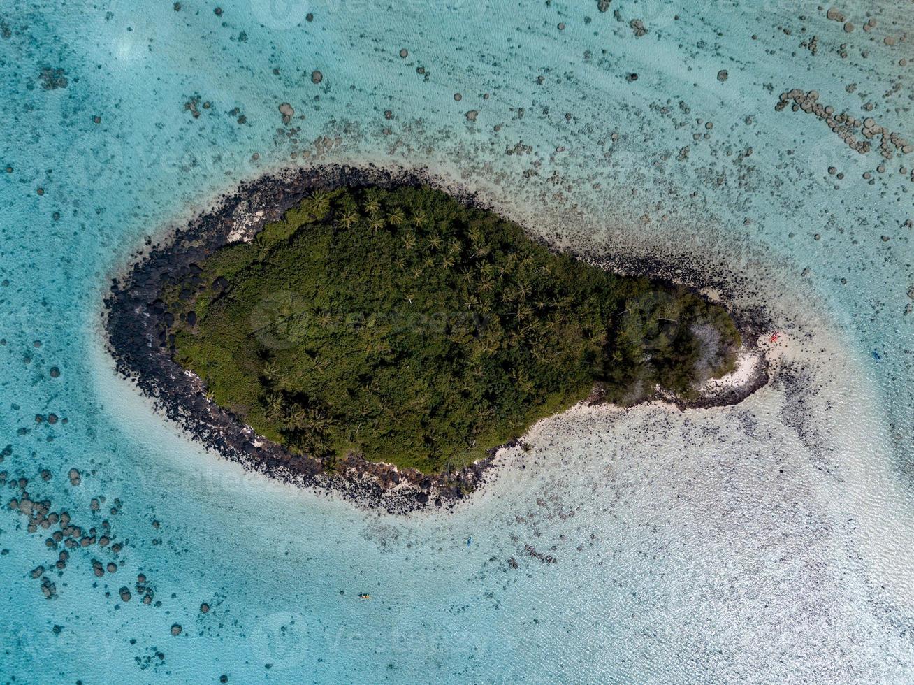 vista aérea de la laguna muri en la isla cook de polinesia foto