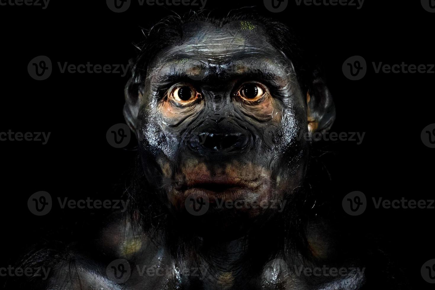 hombre neandertal aislado en negro foto