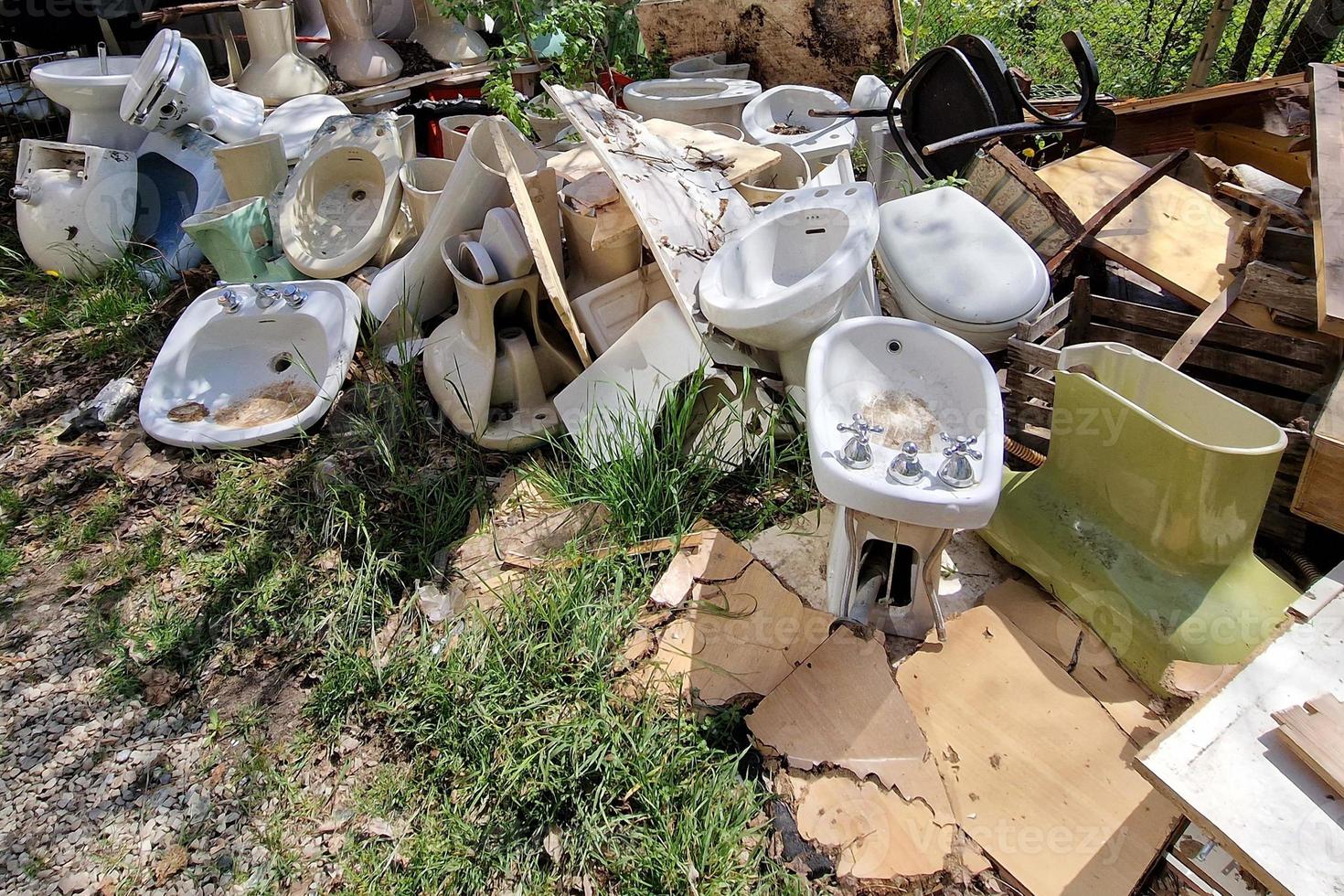 Muchos viejos inodoros de cerámica abandonados wc fregadero foto