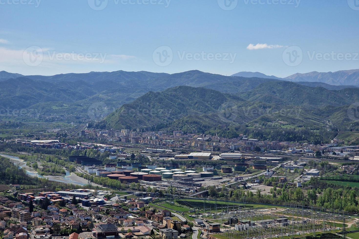 arquata scrivia vista aérea panorama depósito de combustible foto