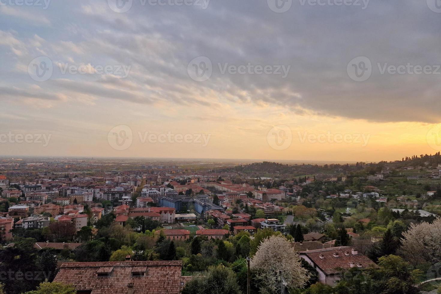 ciudad medieval de bérgamo al atardecer foto