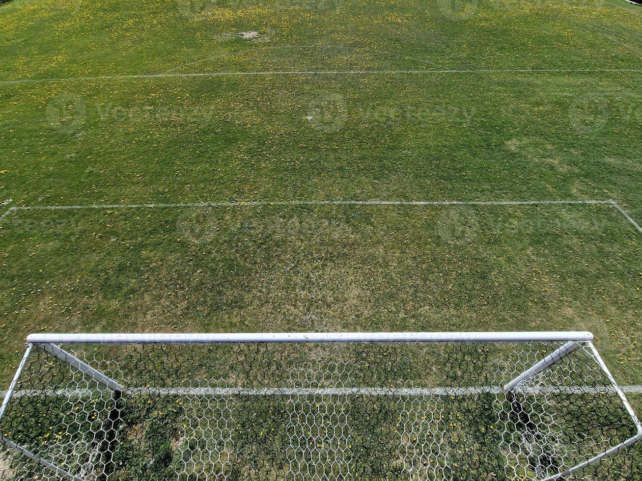 campo de fútbol de campo hierba verde con flores amarillas foto