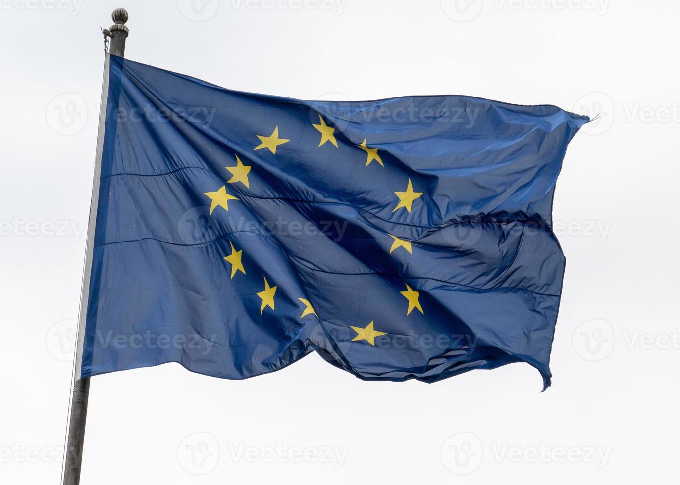 ondeando la bandera azul europea aislado en blanco foto