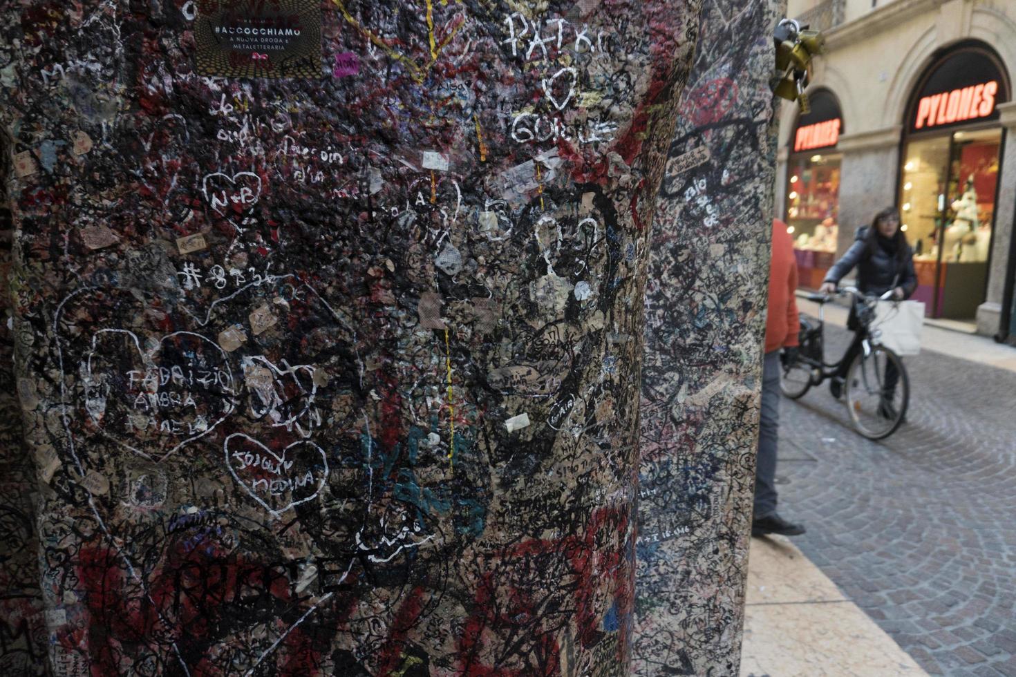 verona, italia - 7 de diciembre de 2017 - turista visitando la casa de romeo y julieta foto