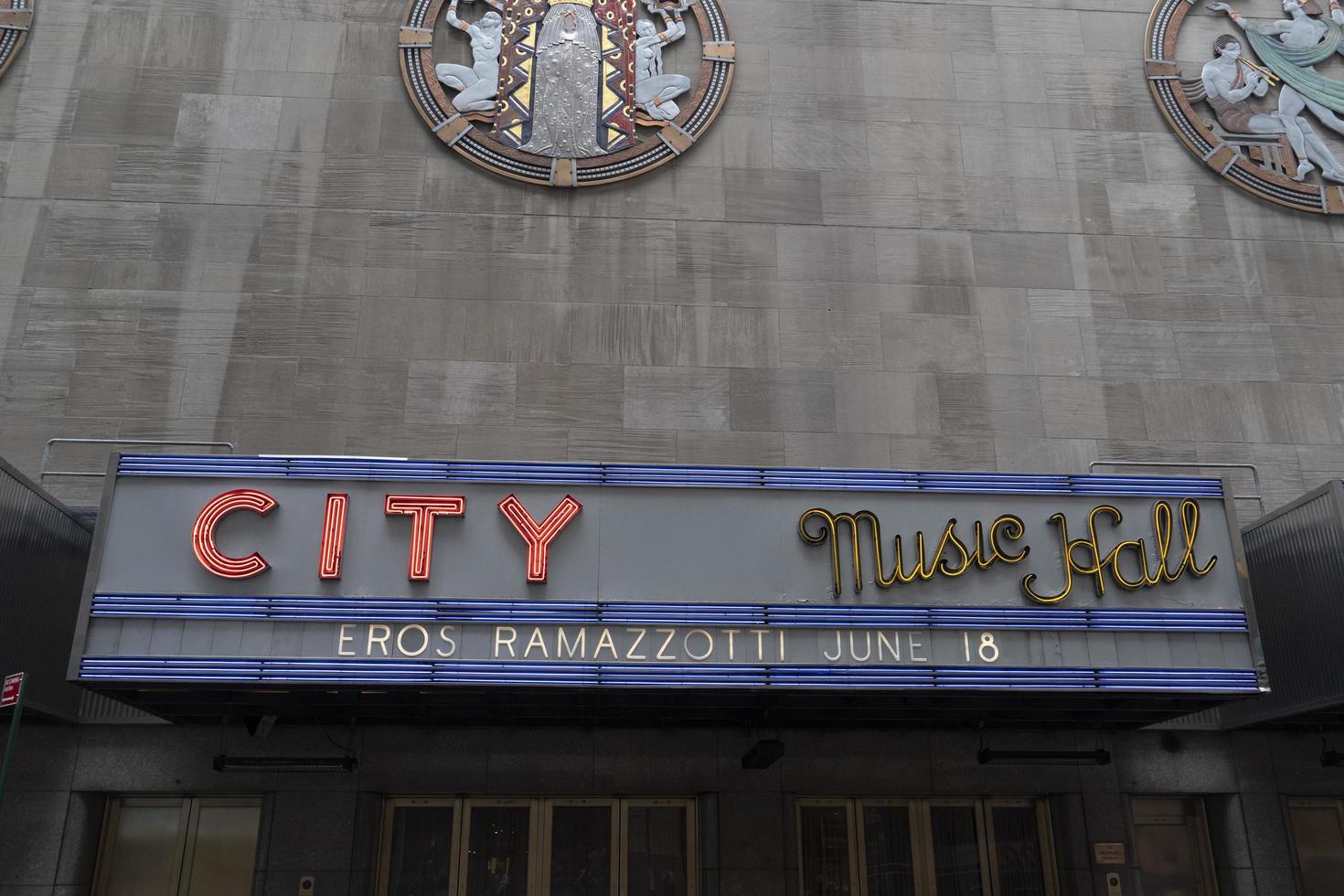 nueva york, estados unidos - 5 de mayo de 2019 - eros ramazzotti en radio city hall foto