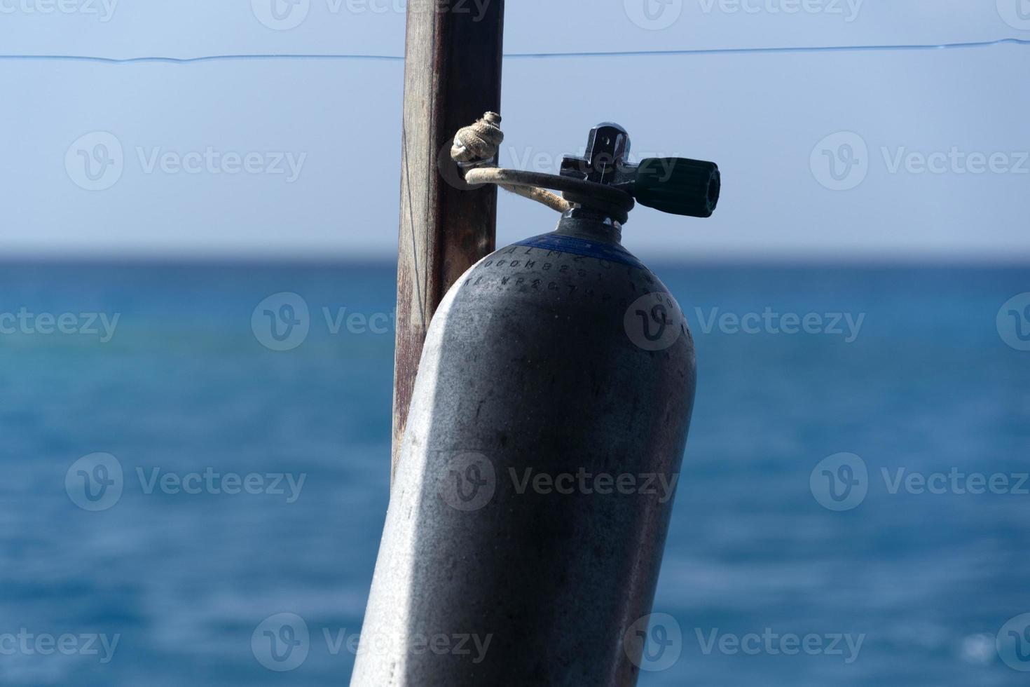 tanque en barco de buceo en el paraíso tropical foto