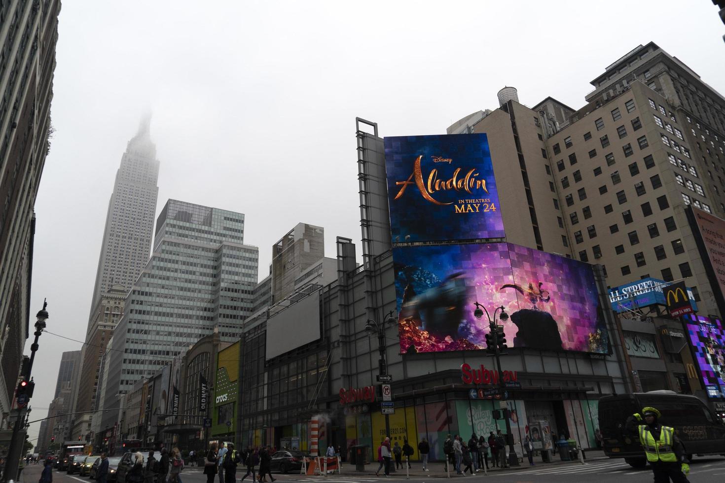 Nueva York - Estados Unidos 4 de mayo de 2019 - Times Square lleno de gente foto