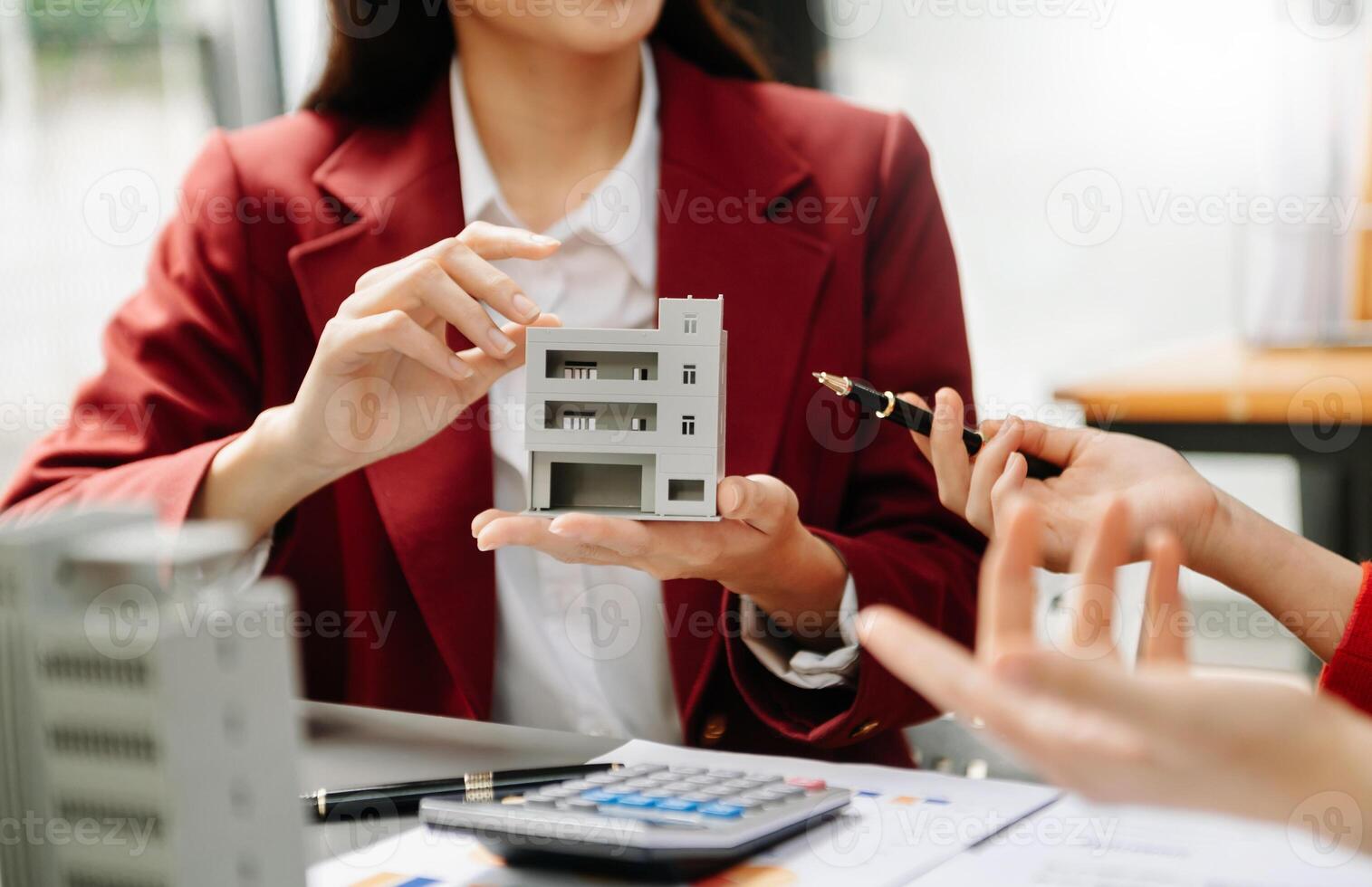 firmar un contrato. cliente y agente de bolsa, contrato de arrendamiento, trato exitoso y negocios jóvenes sentados en el escritorio foto