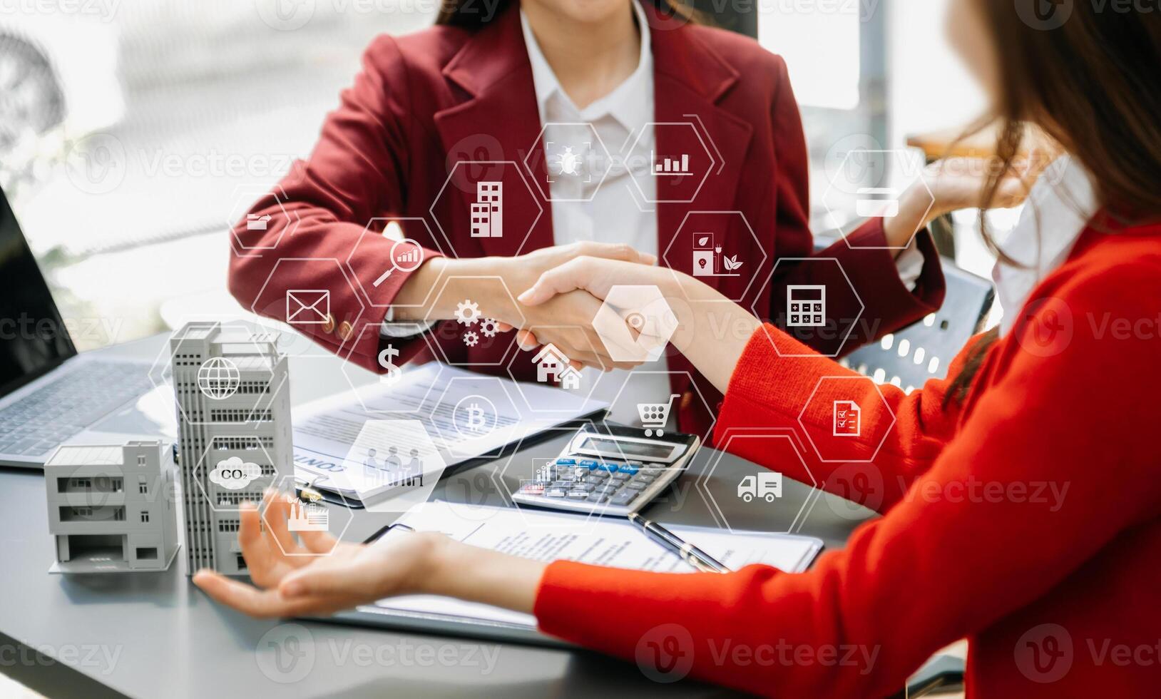 firmar un contrato. cliente y agente de bolsa, contrato de arrendamiento, trato exitoso y empresa joven sentada en el escritorio de la oficina foto