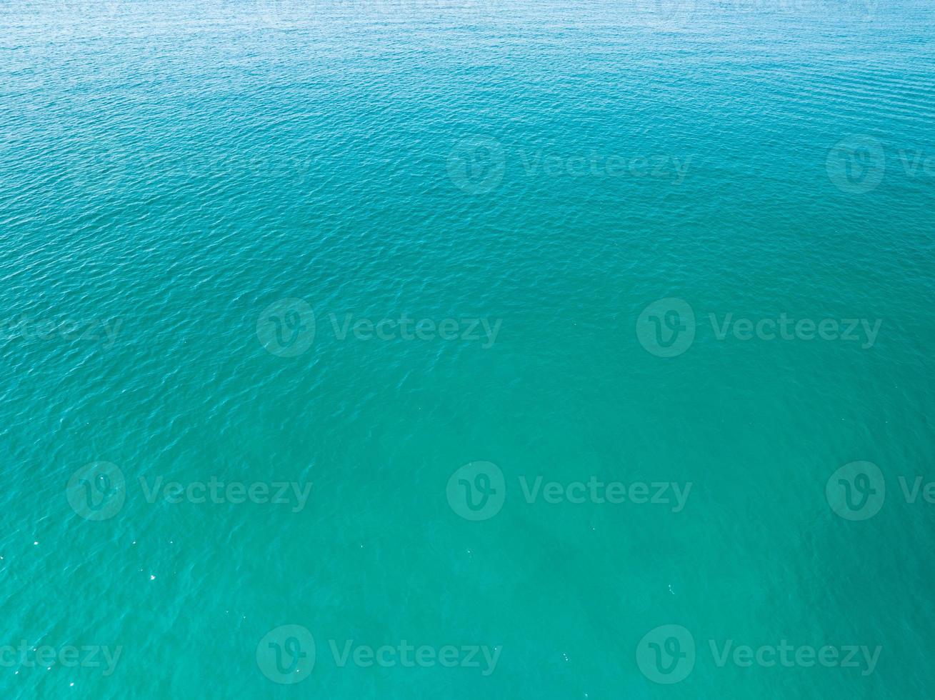 vista aérea de la superficie del mar, foto a vista de pájaro de las olas azules y la textura de la superficie del agua, fondo marino turquesa, hermosa naturaleza increíble vista del fondo del mar